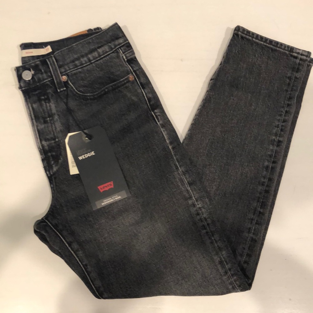 NWT- Levi’s wedgie jeans in distressed wash